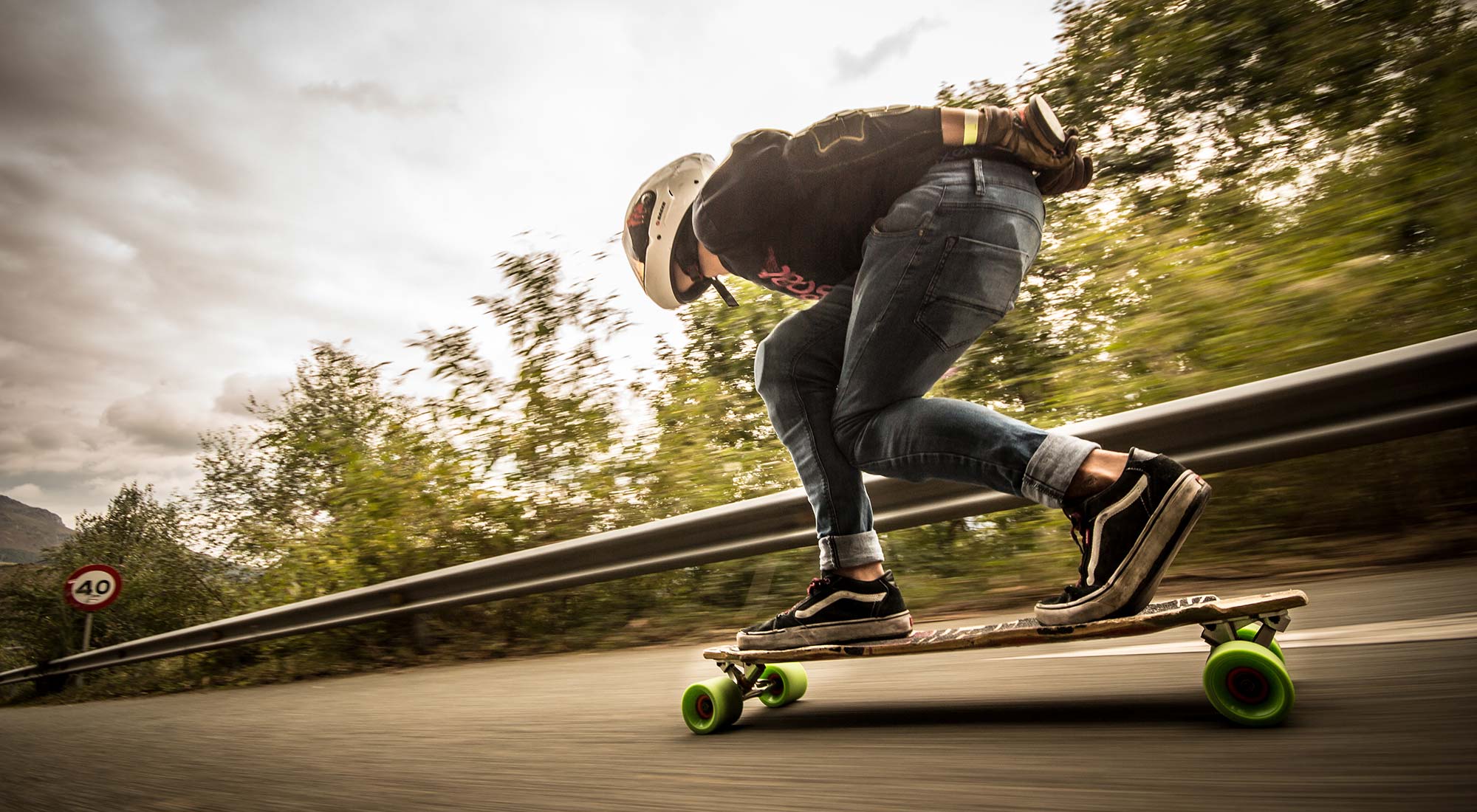 rider patinando downhill longboard bamboo basati montada con lija y setup