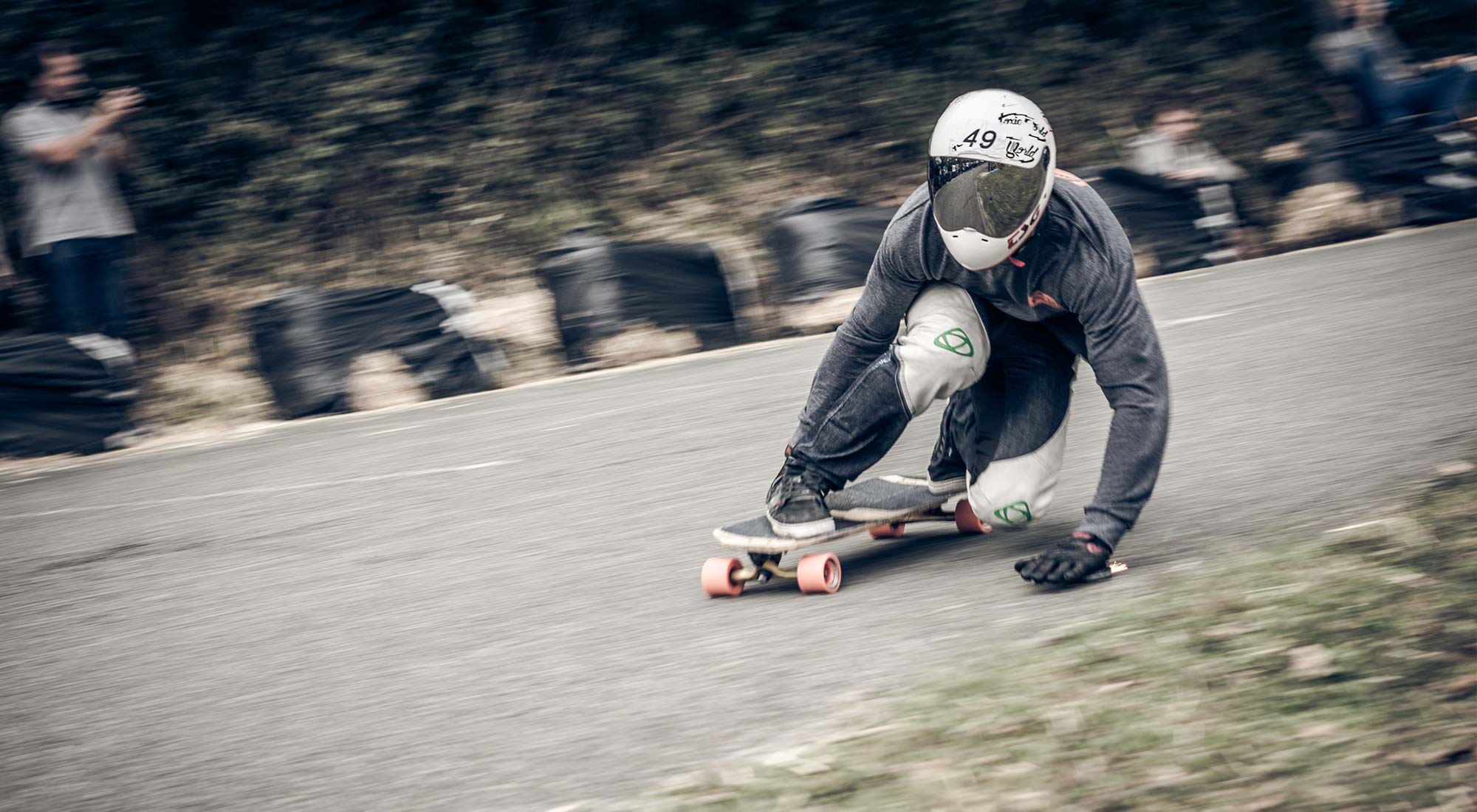 rider patinando downhill longboard bamboo thor hammer