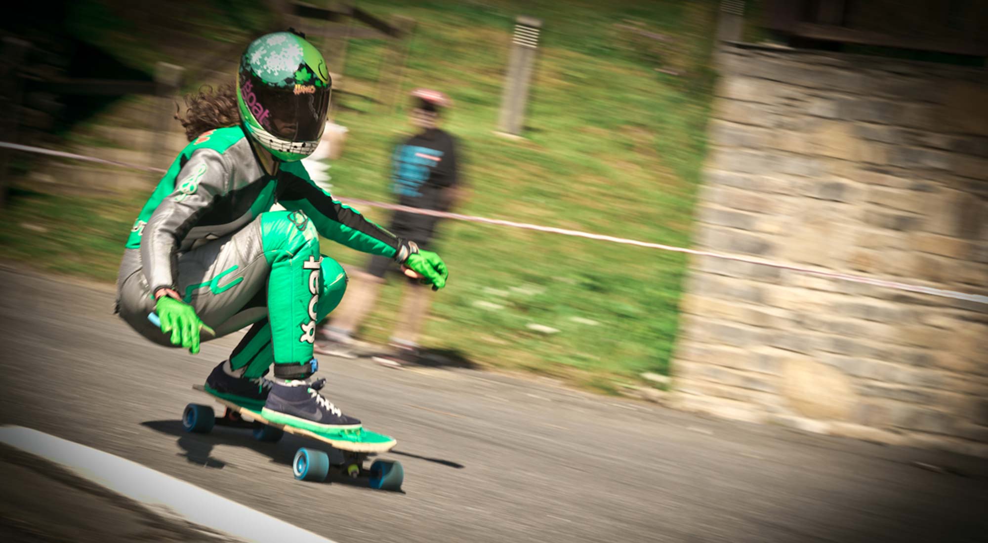 cristina verdú patinando freeride longboard bamboo thor hammer green montada