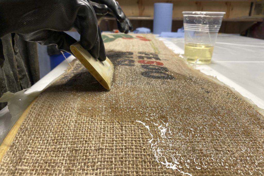 Laminación de tela de saco con resinas bio y bambú